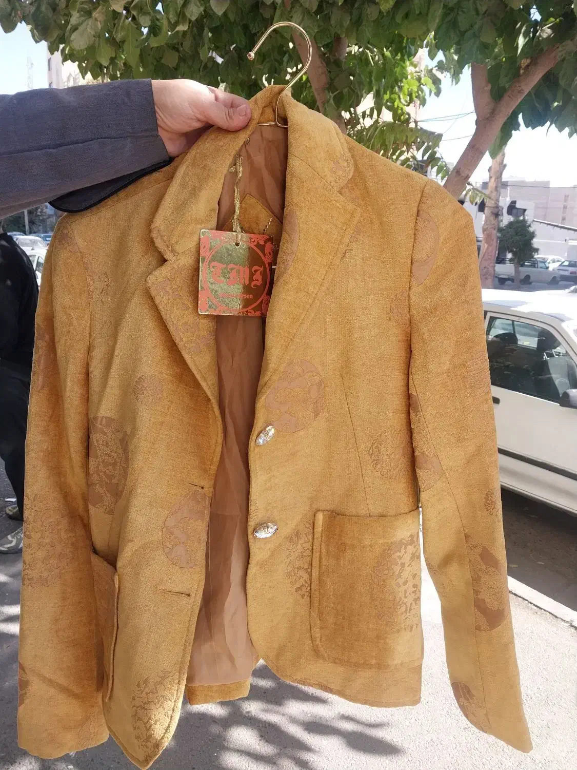 کت خارجی|لباس|کرج, ساسانی (قلمستان)|دیوار