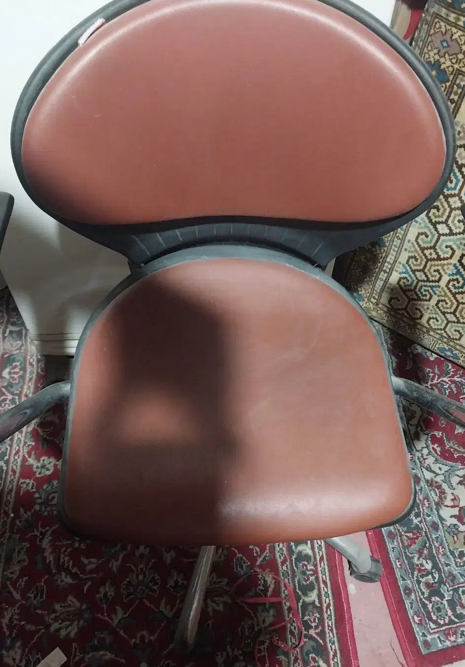 صندلی مطالعه چرم قهوه ای نو|صندلی و نیمکت|زاهدان, |دیوار