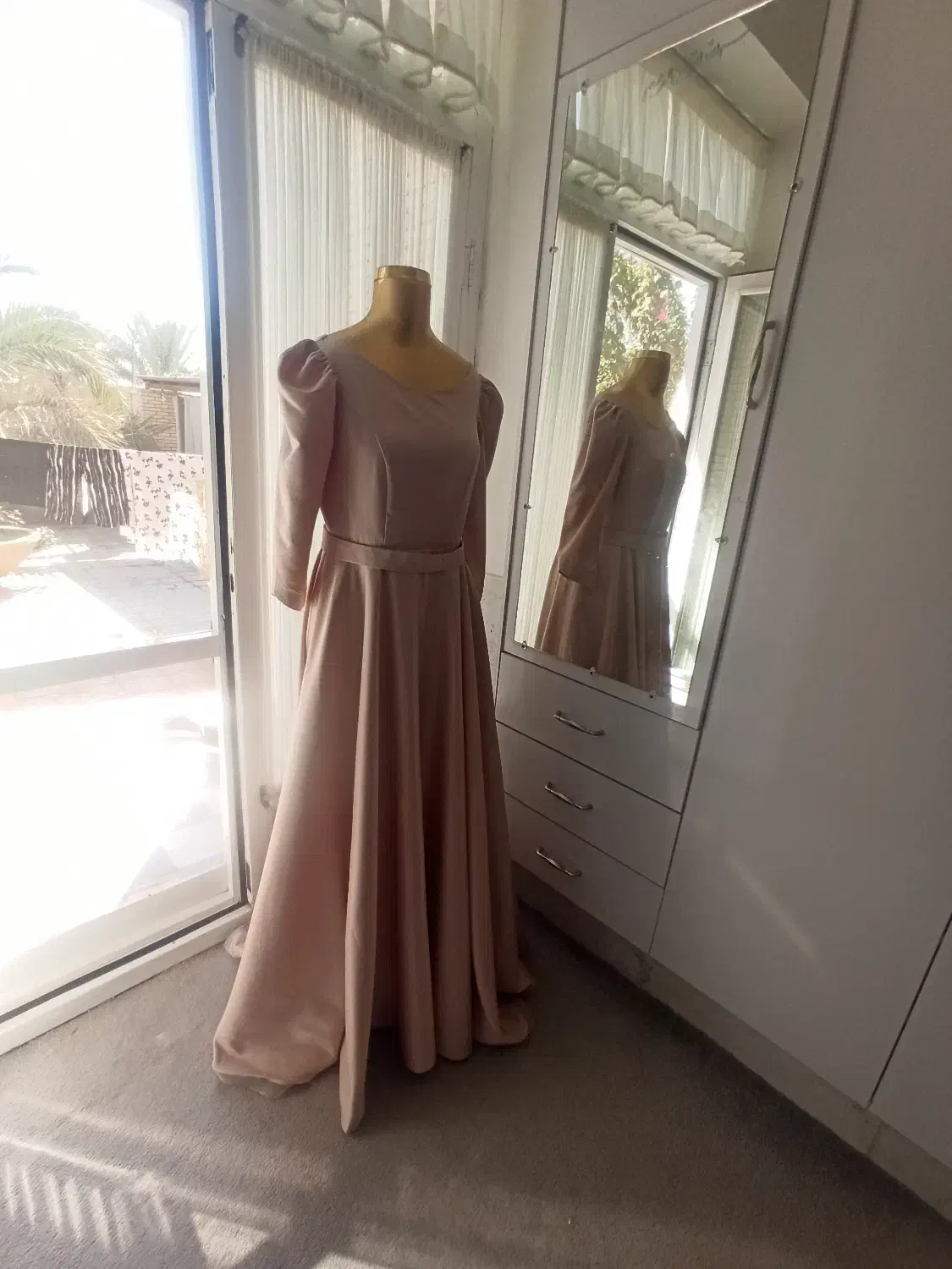 مانکن سوزن خور ولباس|لباس|طبس, |دیوار