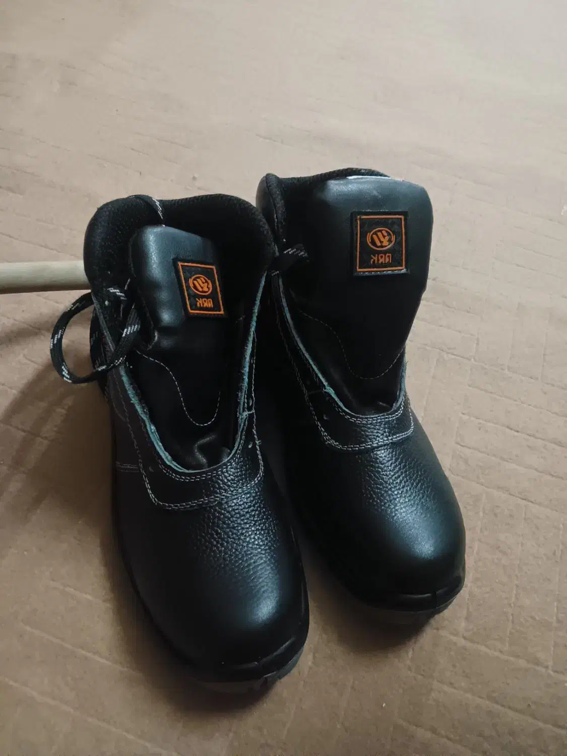 کفش کار|کیف، کفش، کمربند|دزفول, |دیوار