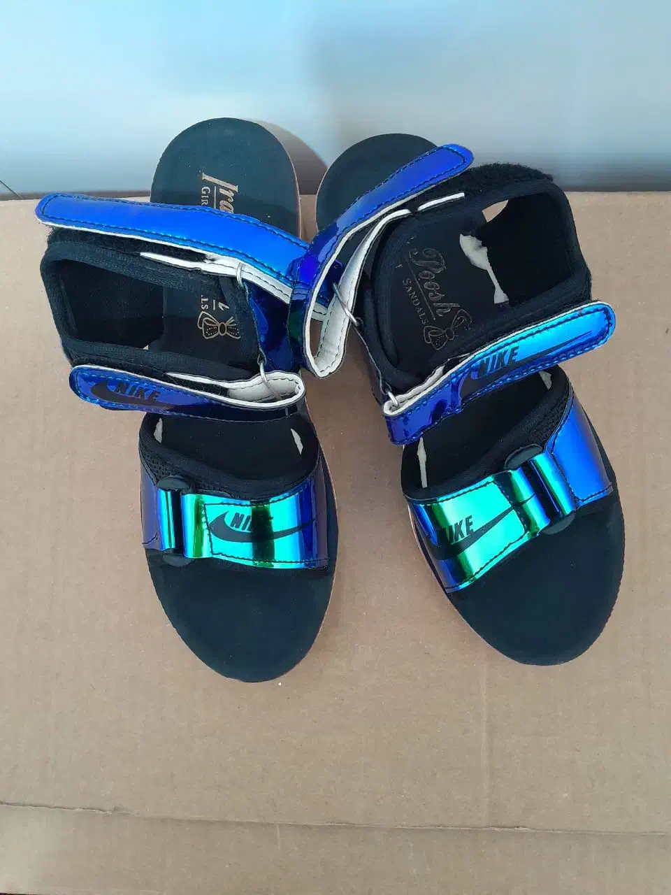 کفش|کیف، کفش، کمربند|شیراز, محراب|دیوار