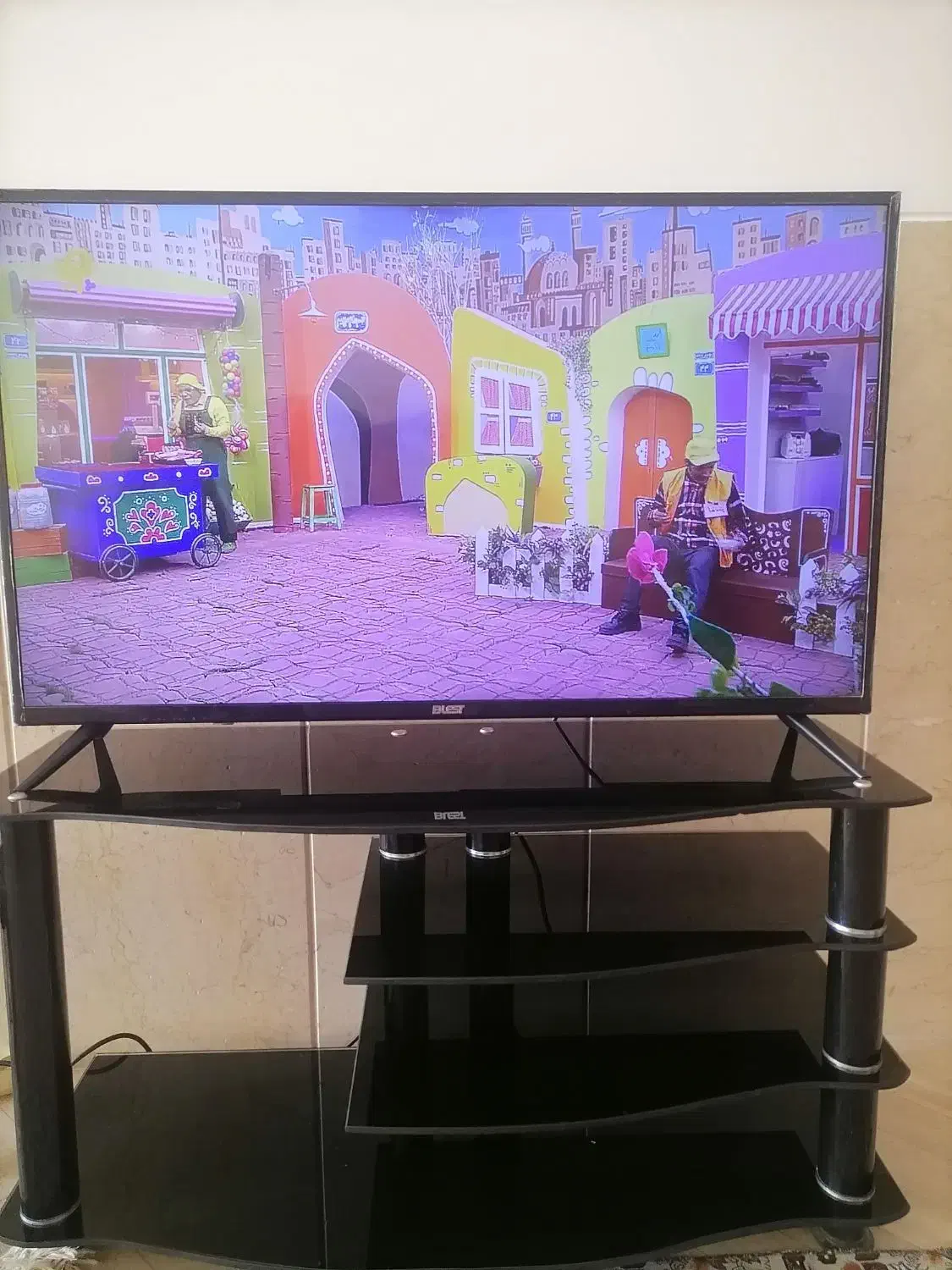 تلویزیون 43 اینچ BLEST و میز تلویزیون|تلویزیون و پروژکتور|میمه, |دیوار