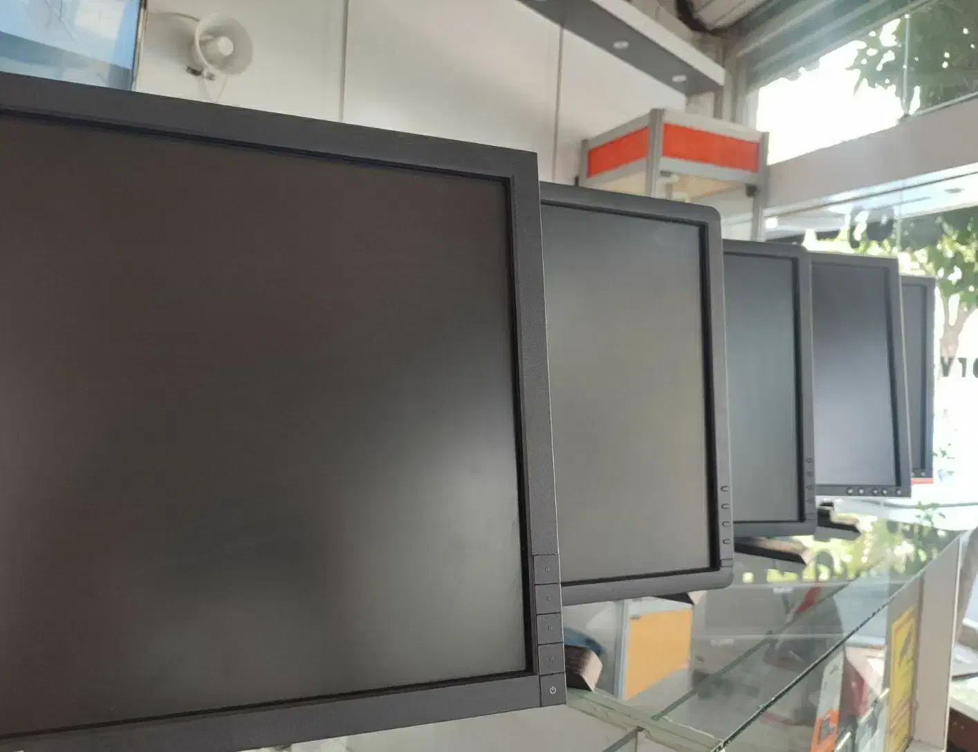 مانیتور del/hp%نوع کاربری % اداری % خانگی|قطعات و لوازم جانبی رایانه|شیراز, سینما سعدی|دیوار