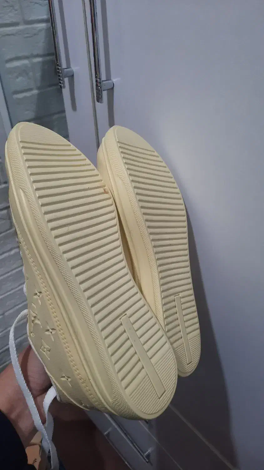 کتونی|کیف، کفش، کمربند|رشت, حومه رشت|دیوار