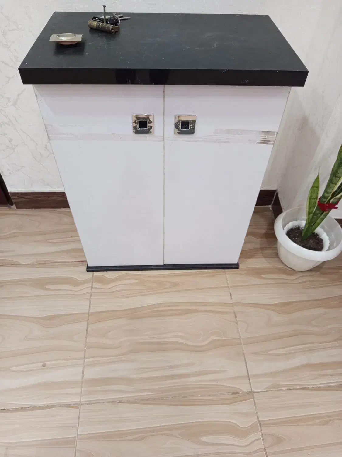 جاکفشی|جاکفشی، کمد، دراور|رشت, حمیدیان|دیوار