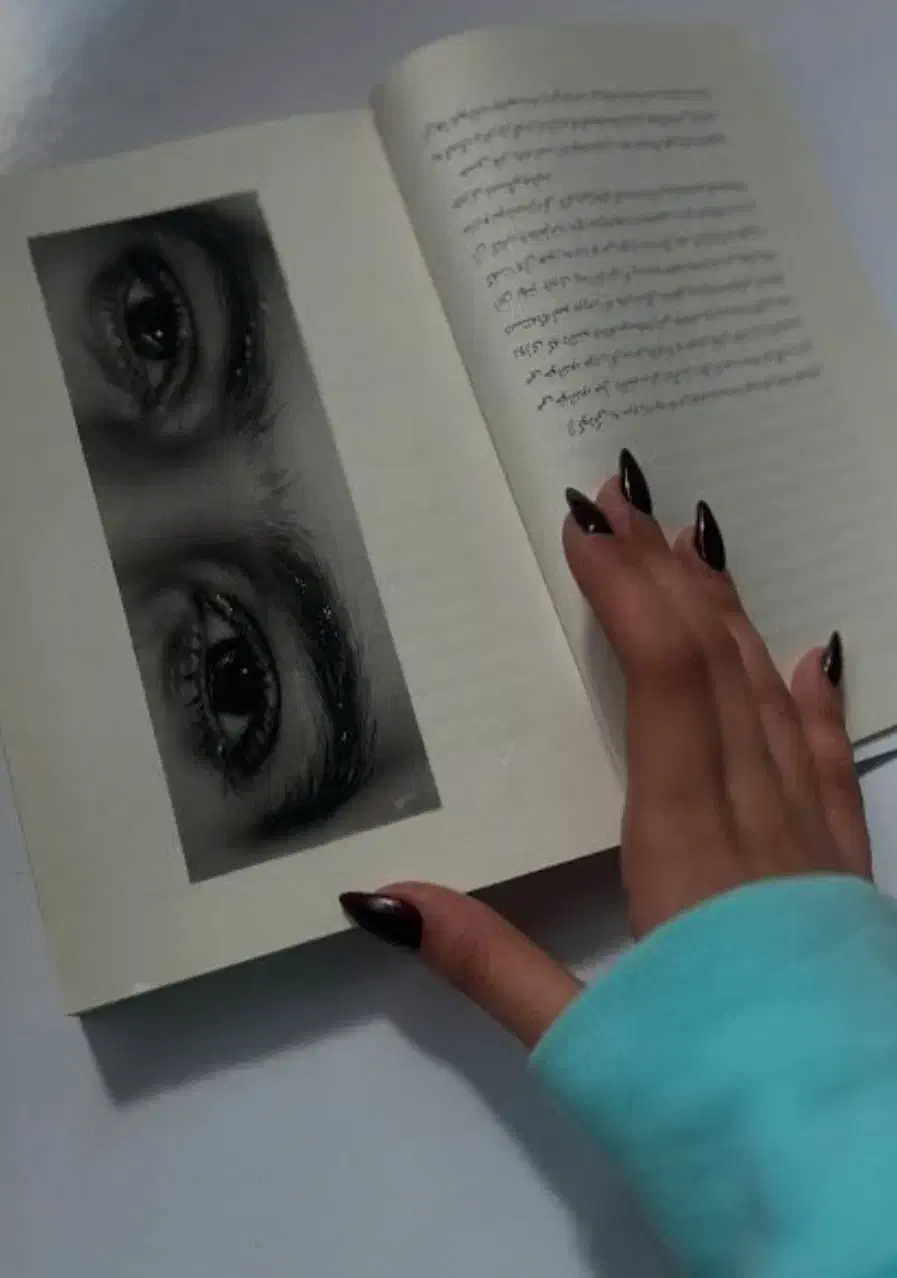 طراحی چشم پشت قاب گوشی و صفحه کتاب هدیه ای خاص|تابلو، نقاشی، عکس|دوگنبدان, |دیوار