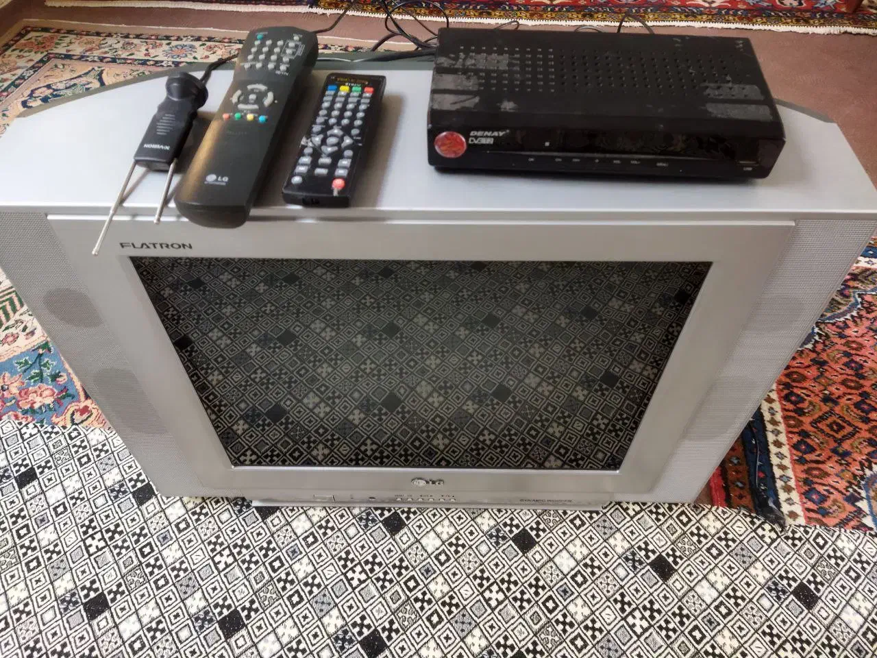 تلویزیون 21 اینچ ال جی همراه با دستگاه دیجیتال|تلویزیون و پروژکتور|اردبیل, |دیوار