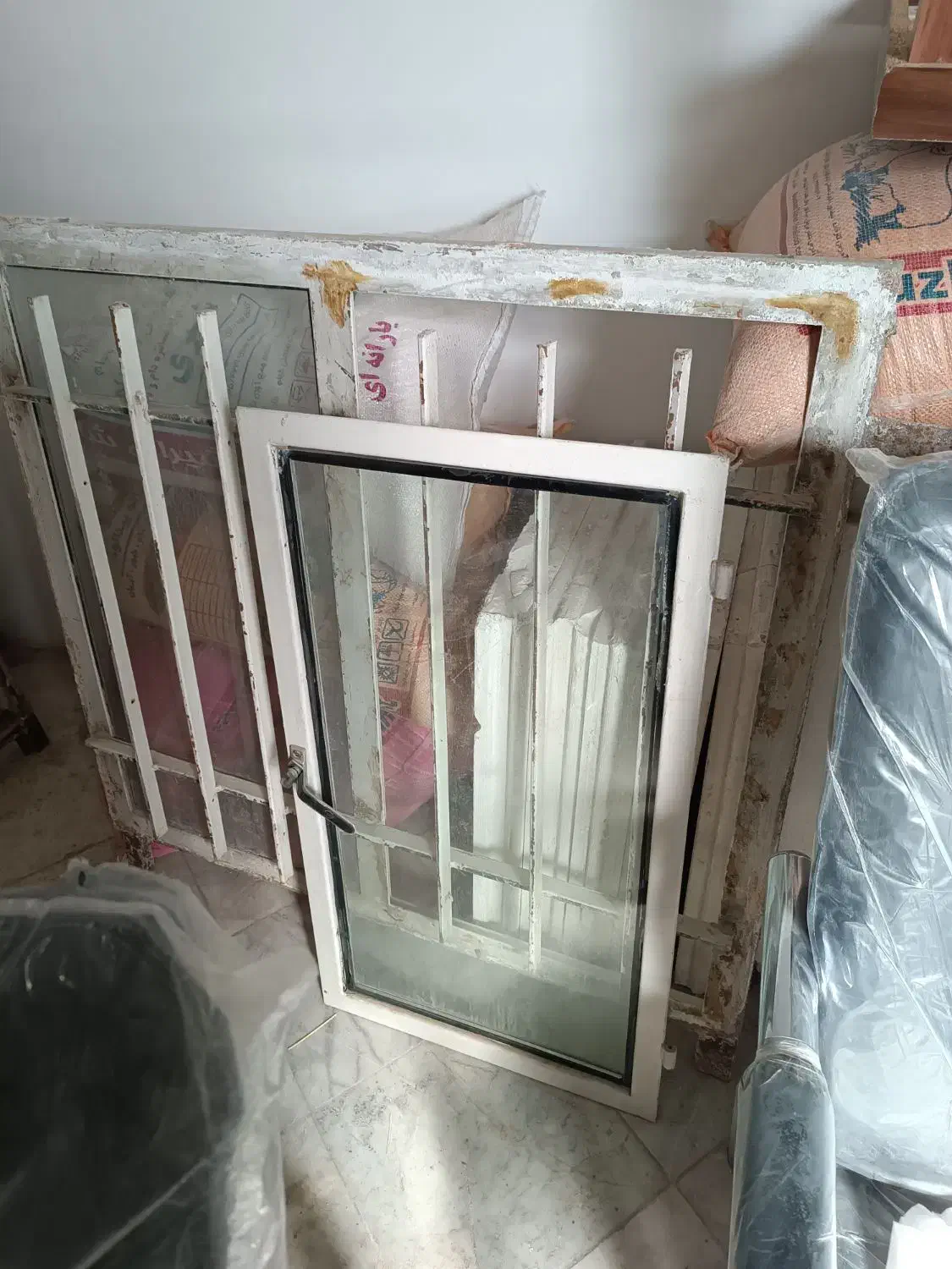 درحیاط و پنجره|مصالح و تجهیزات ساختمان|نیشابور, شهرک بهارستان|دیوار