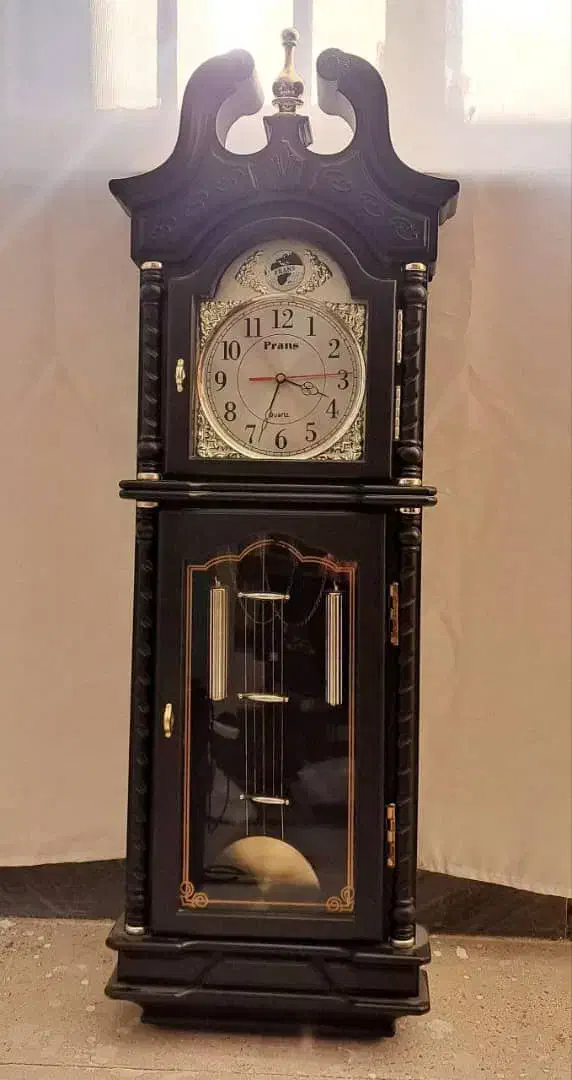 ساعت|ساعت|رباط‌کریم, رباط‌کریم|دیوار