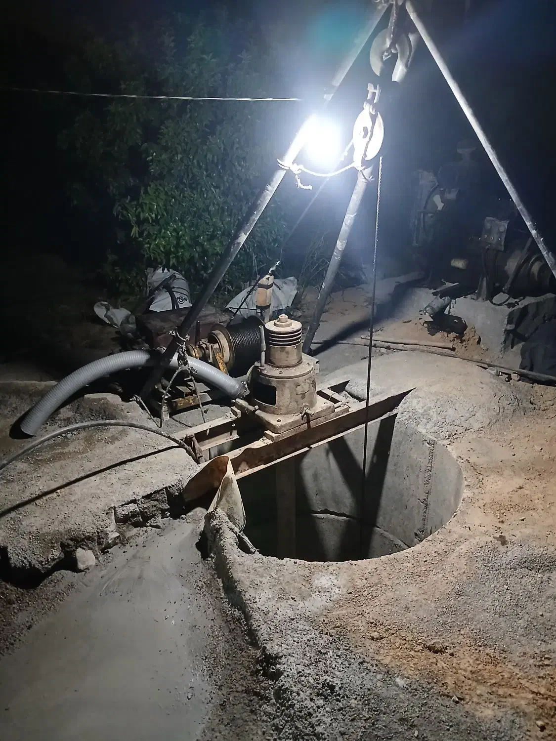 چاه کن ساختمانی وآب|خدمات پیشه و مهارت|خورموج, |دیوار