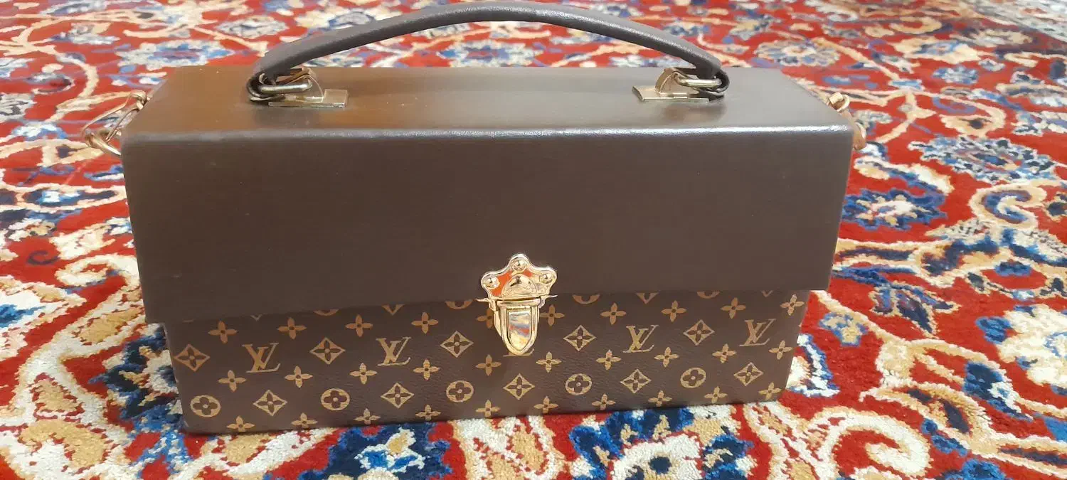 کیف مجلسی|کیف، کفش، کمربند|رشت, حمیدیان|دیوار