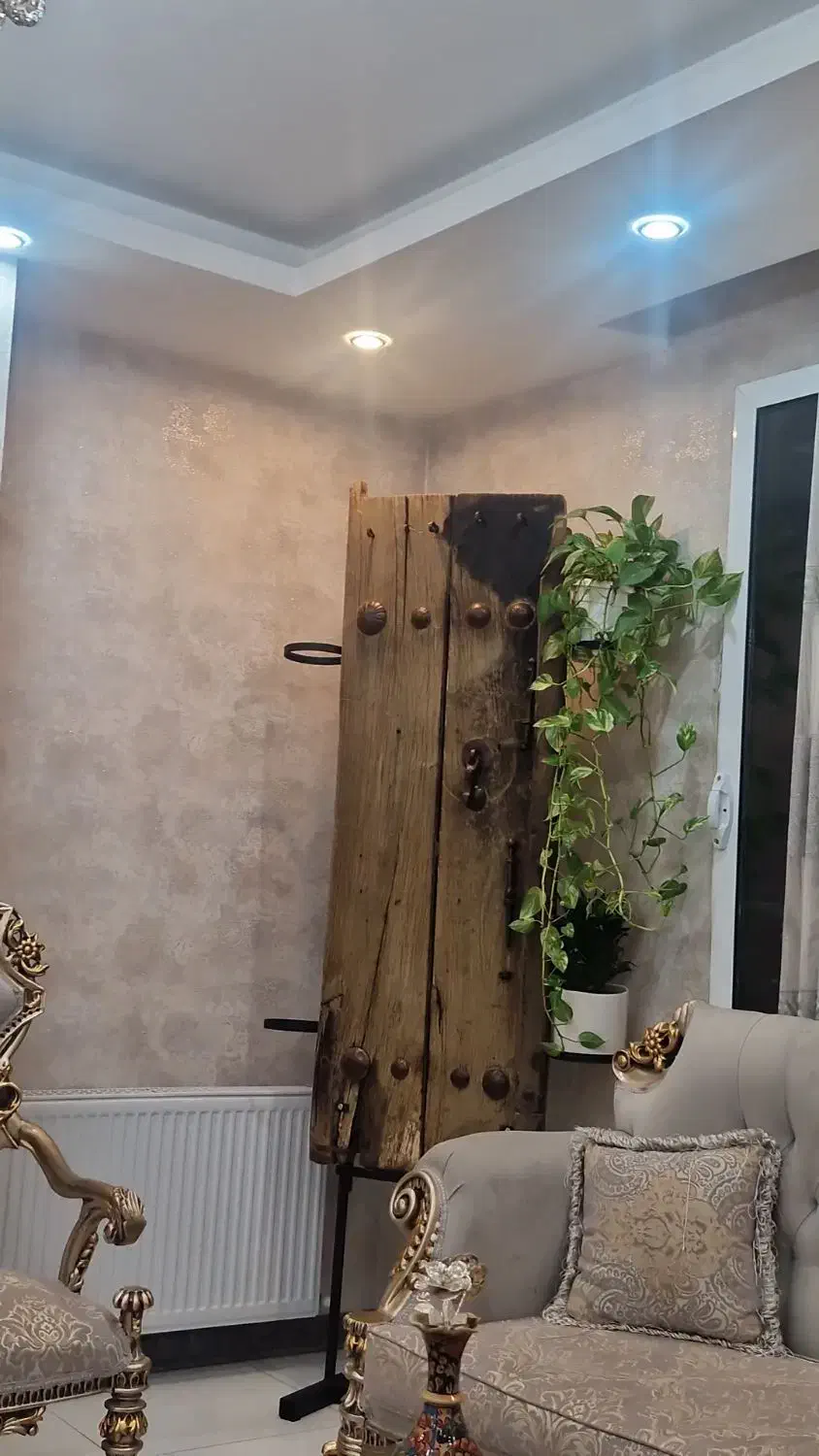 در قدیمی با قدمت بیش صدسال|کلکسیون اشیاء عتیقه|اصفهان, آفاران|دیوار