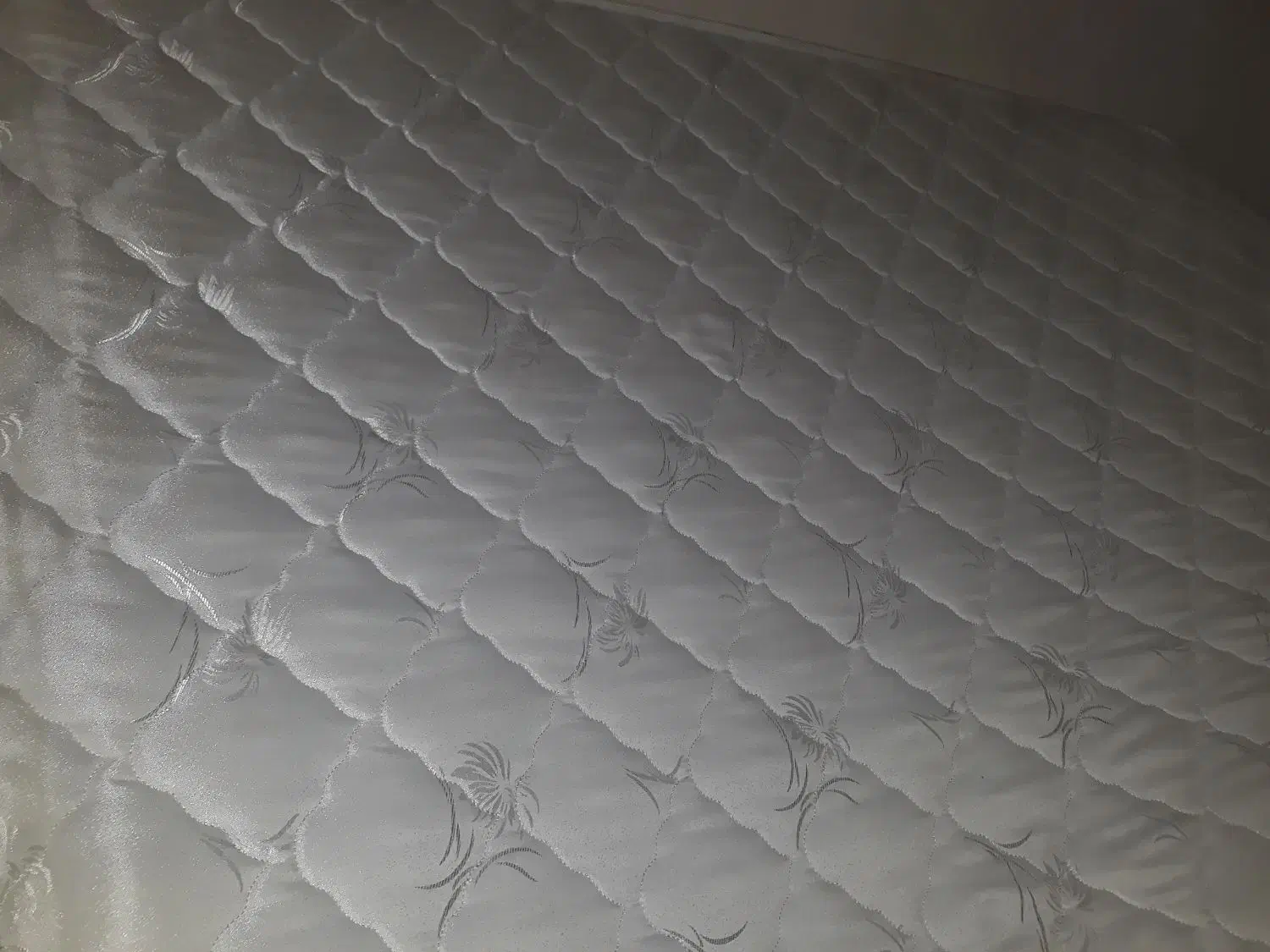 تخت دونفره سفید رنگ در حد نو|تخت و سرویس خواب|آستانه اشرفیه, |دیوار