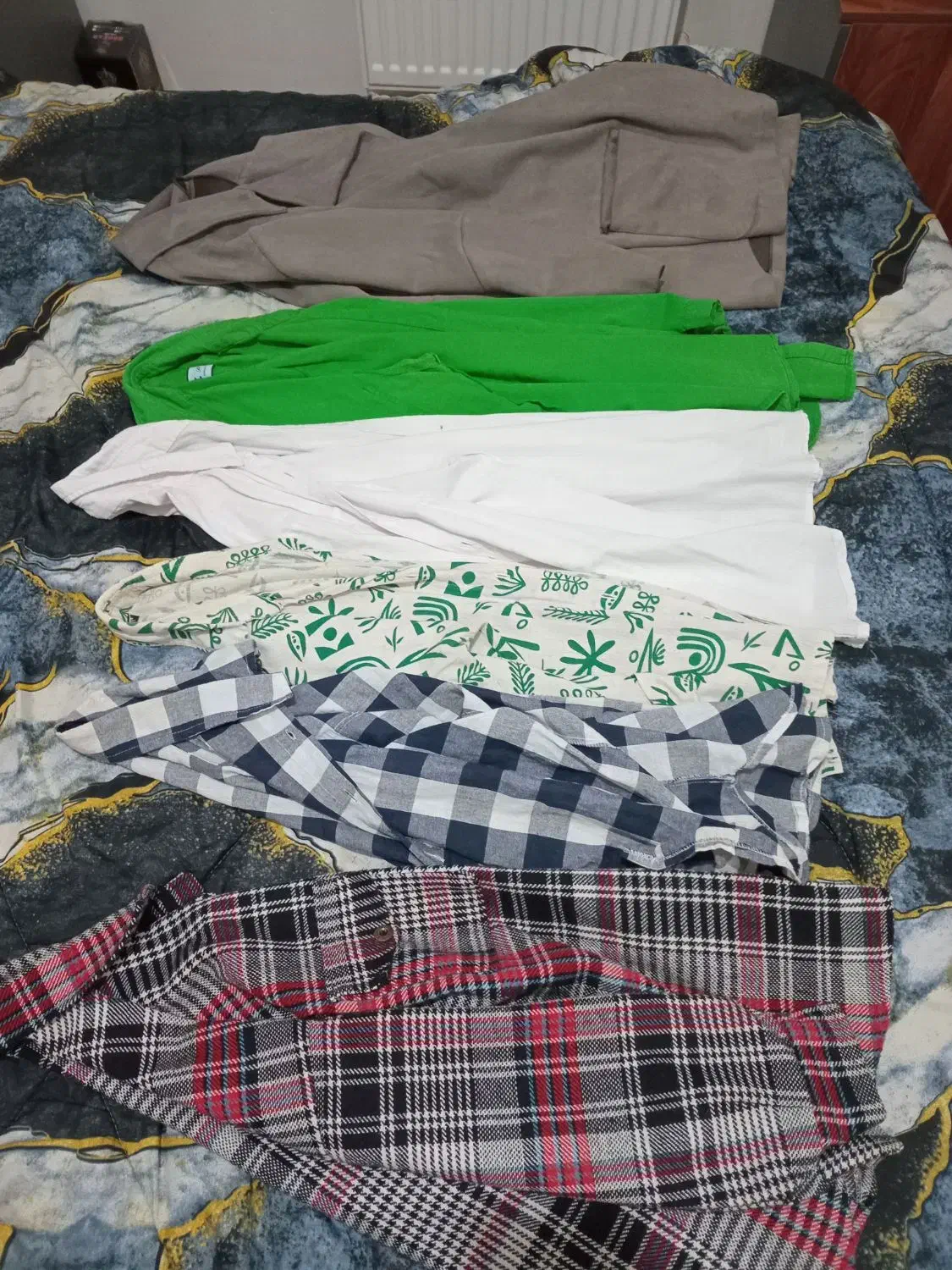 همه سالمه|لباس|رشت, کوی غلام نیا|دیوار