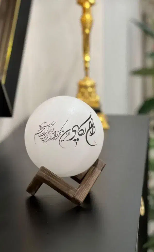 گوی ون یکاد|لامپ و چراغ|تهران, فلسطین (میدان انقلاب)|دیوار