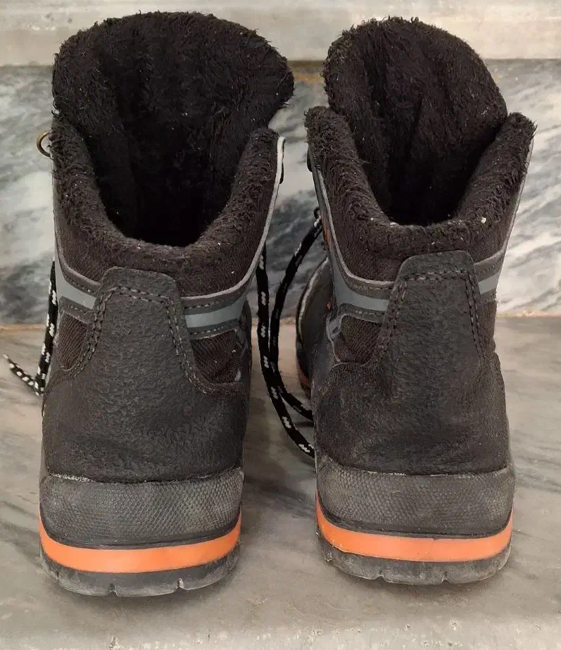 کفش مقاوم داخل خز|کیف، کفش، کمربند|بروجرد, |دیوار