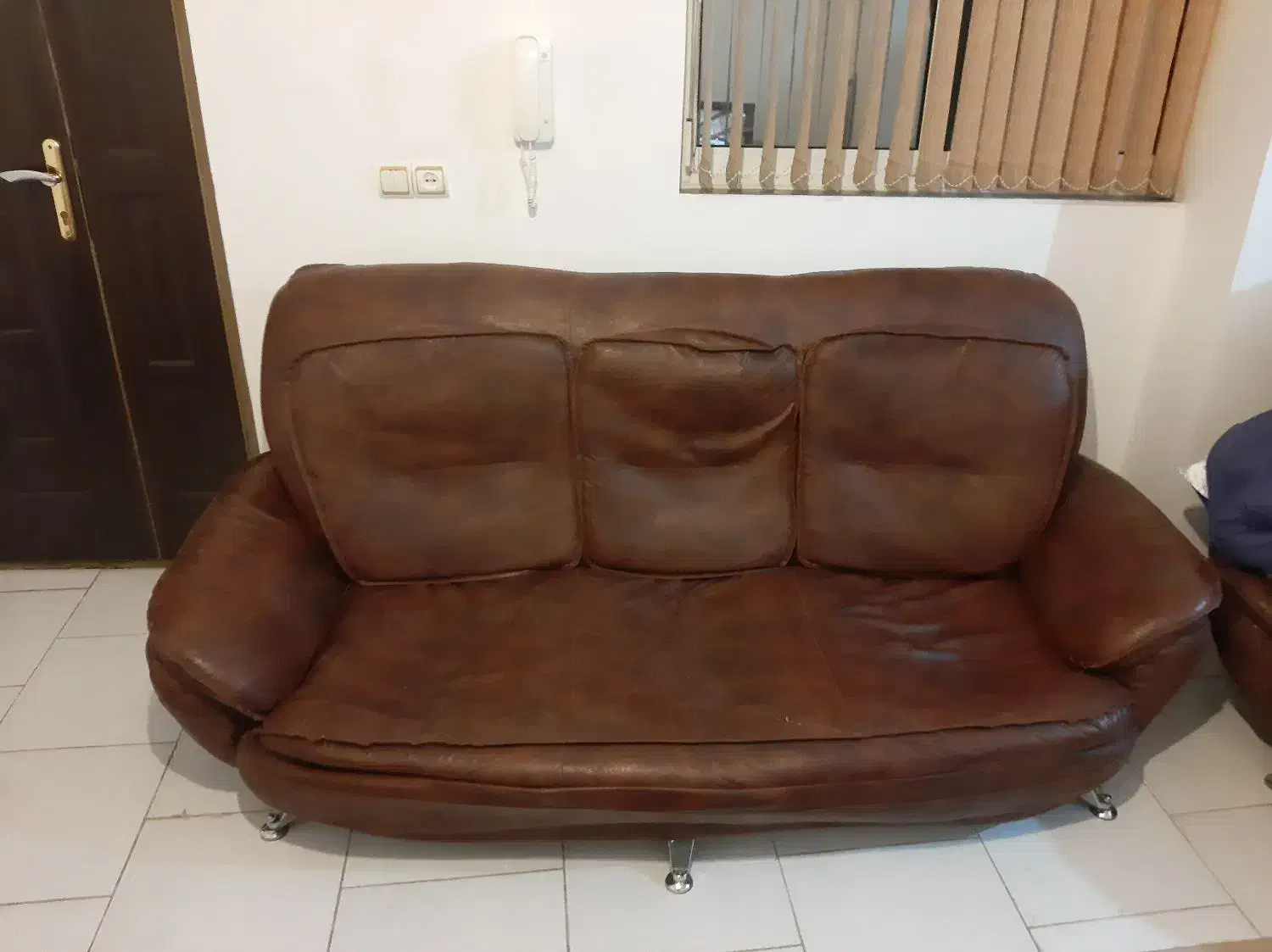 مبل ۵ نفره چرمی|مبلمان خانگی و میز عسلی|لاهیجان, گلستان|دیوار