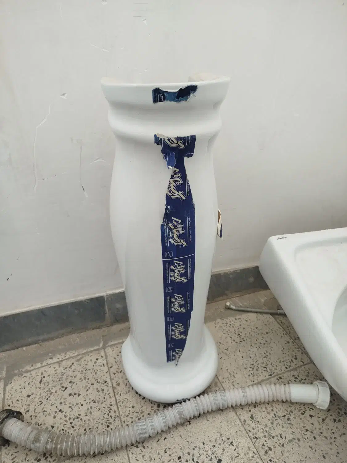 روشویی سالم و پایه سشوار نو|لوازم سرویس بهداشتی|ساوه, |دیوار