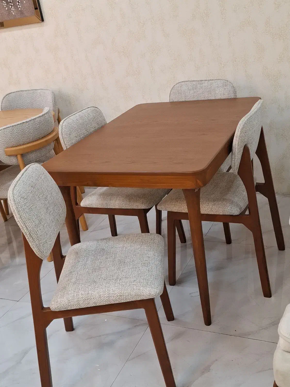 ناهارخوری الوا/اینو از نزدیک ببینید هیچ جا نمیرید|میز و صندلی غذاخوری|صدرا-فارس, فاز ۱|دیوار