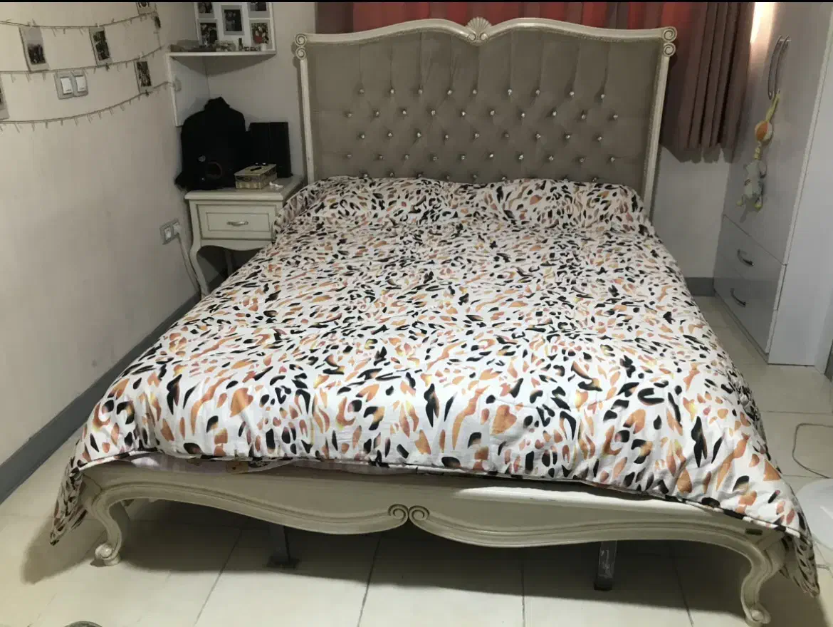 سرویس خواب تخت دونفره جنس چوب گردو|تخت و سرویس خواب|شیراز, زرهی|دیوار