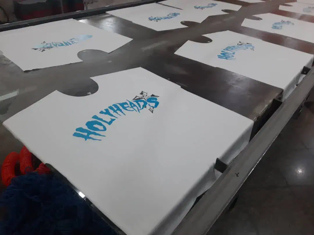 شابلون زن|استخدام هنری و رسانه|رباط‌کریم, رباط‌کریم|دیوار