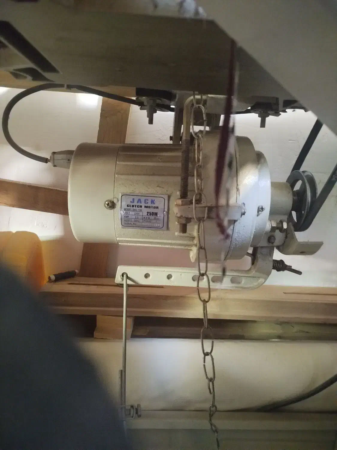 چرخ سردوز صنعتی|چرخ خیاطی و ریسندگی|قدس, شهر‌قدس|دیوار