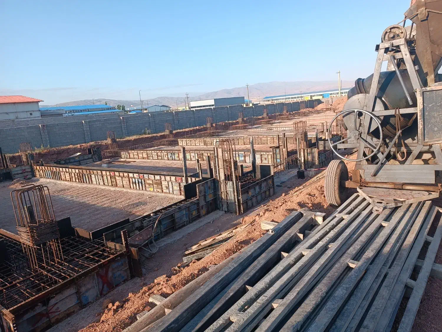 بتن ریزی با دستگاه خلاطه|خدمات پیشه و مهارت|مشگین شهر, |دیوار