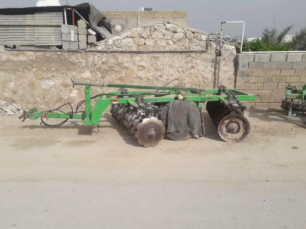 ادوات کشاورزی|ماشین‌آلات صنعتی|خنج, |دیوار