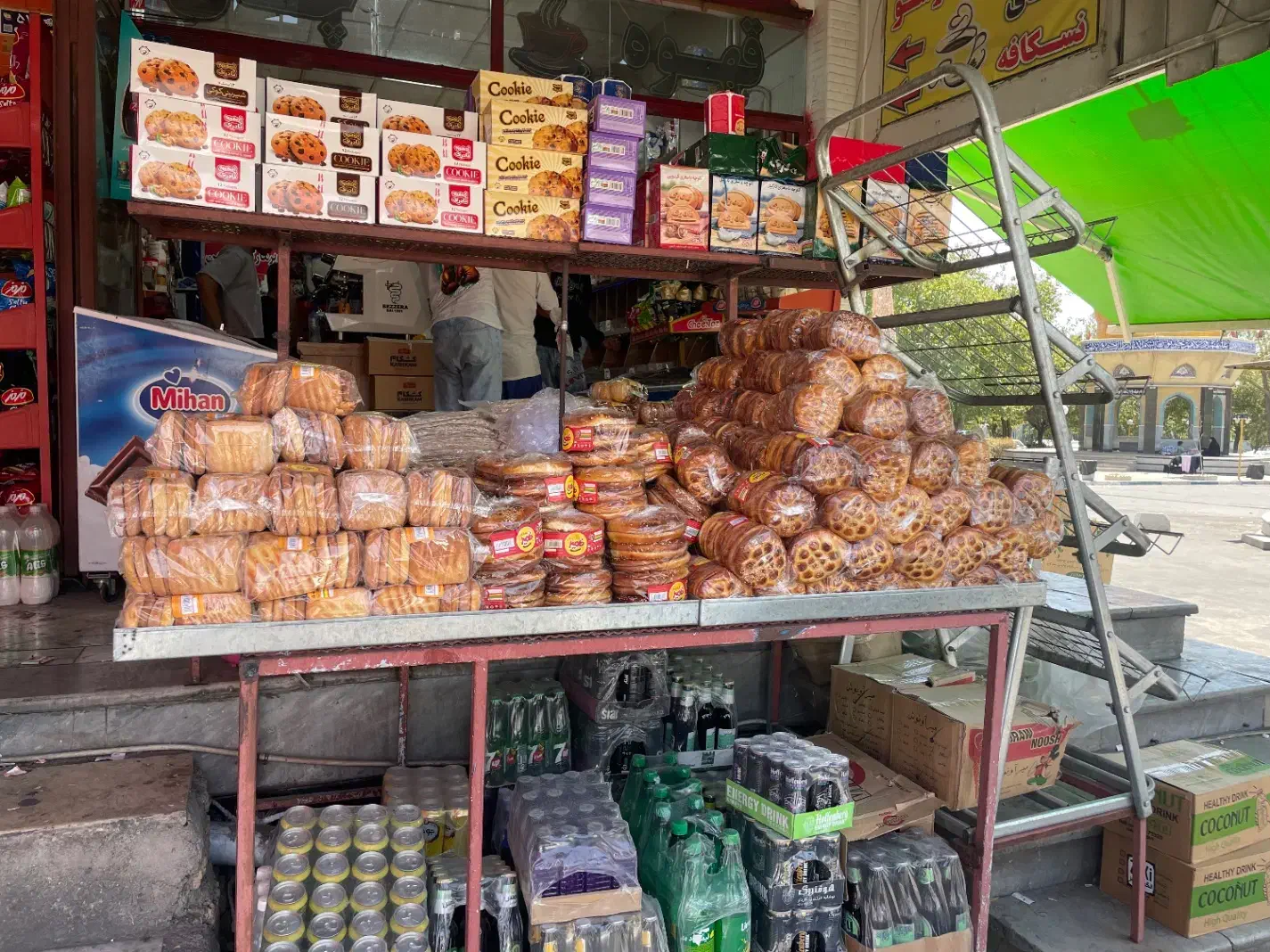 به یک قناد ماهر یا نیمه ماهر نیازمندیم|استخدام خدمات فروشگاه و رستوران|سمنان, |دیوار