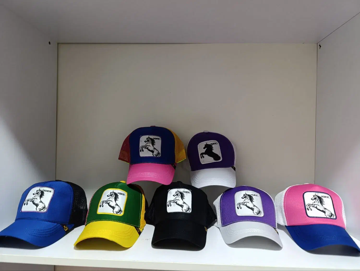 کلاه گورین نقاب دار|لباس|سلماس, |دیوار