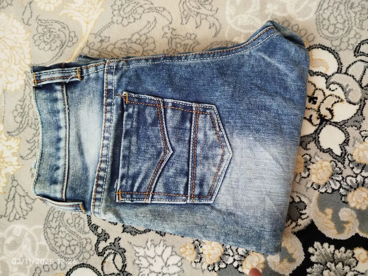 شلوار لی و سوشرت یا کاپشن|لباس|قم, دروازه چوبی|دیوار