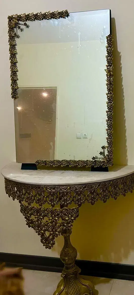میز کنسول همراه با آینه برنجی|بوفه، ویترین، کنسول|شاهینشهر, شهرک میلاد|دیوار