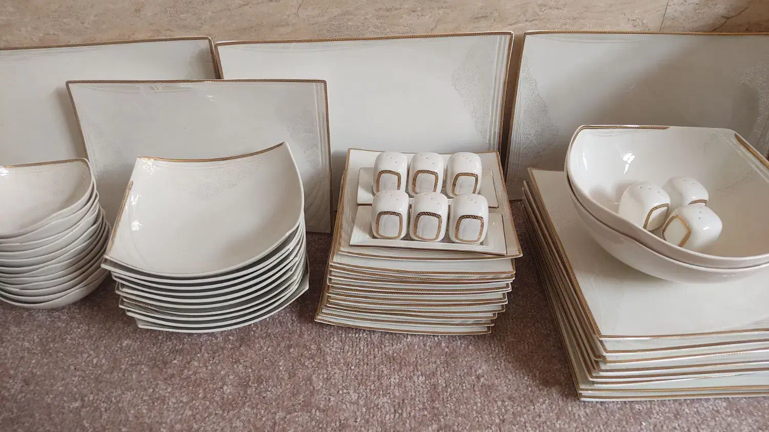 سرویس چینی ۱۸نفره مربع|ظروف سرو و پذیرایی|قرچک, میرزائی شمالی|دیوار