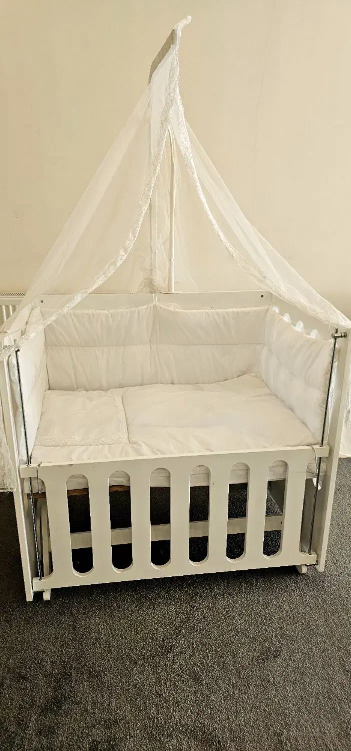 گهواره نوزاد کنار تخت مادر،|تخت و صندلی بچه|فردیس, شهرک راه آهن|دیوار