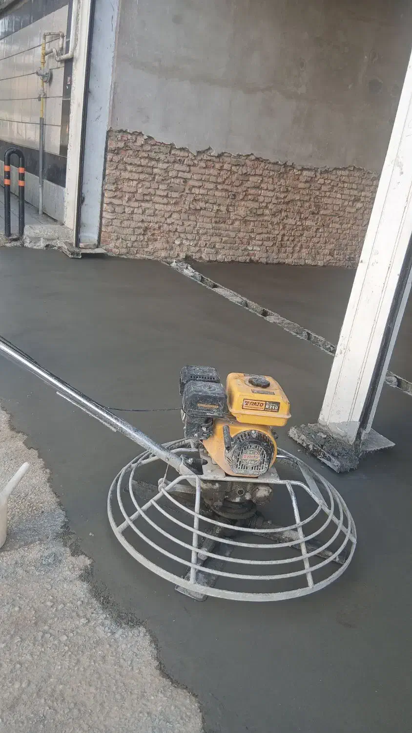 بتن ریزی با ماله پروانه ای ودوربین لیزری|خدمات پیشه و مهارت|سنندج, |دیوار