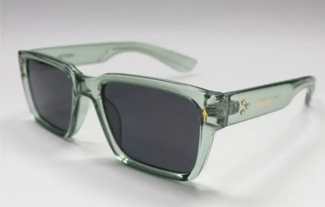 عینک آفتابی|زیورآلات و اکسسوری|رباط‌کریم, رباط‌کریم|دیوار