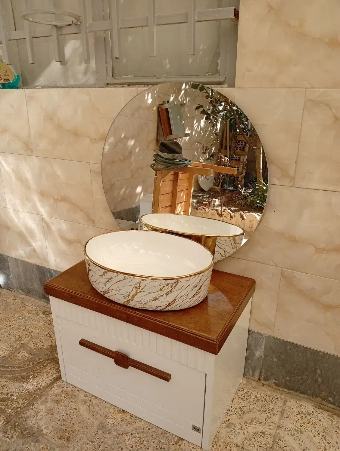 روشویی هنو زنصب نشده چون سرویس کوچک بود|لوازم سرویس بهداشتی|ماهدشت, |دیوار