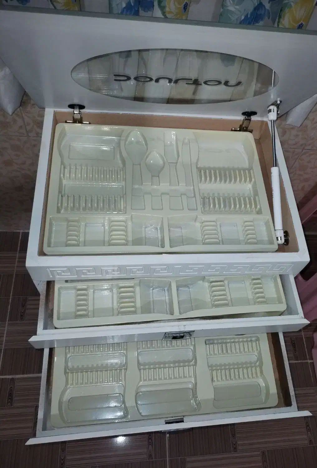 کنسول قاشق و چنگال چوبی|بوفه، ویترین، کنسول|تربتحیدریه, پائین ولایت|دیوار