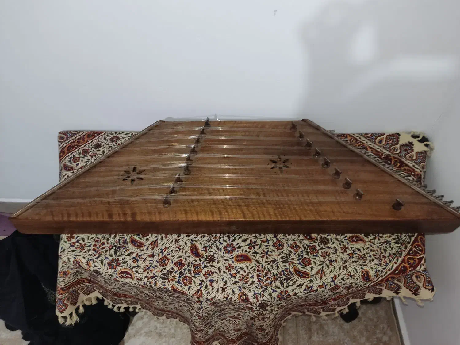 سنتور|سازهای سنتی|رباط‌کریم, رباط‌کریم|دیوار