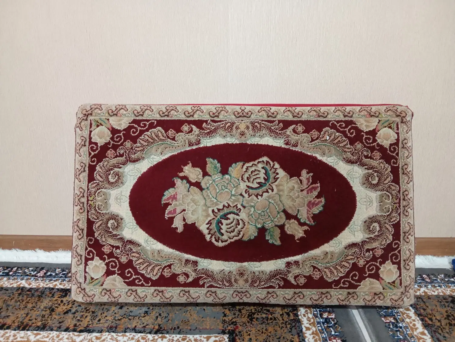 سه عدد پشتی|پشتی|شیراز, فرگاز|دیوار