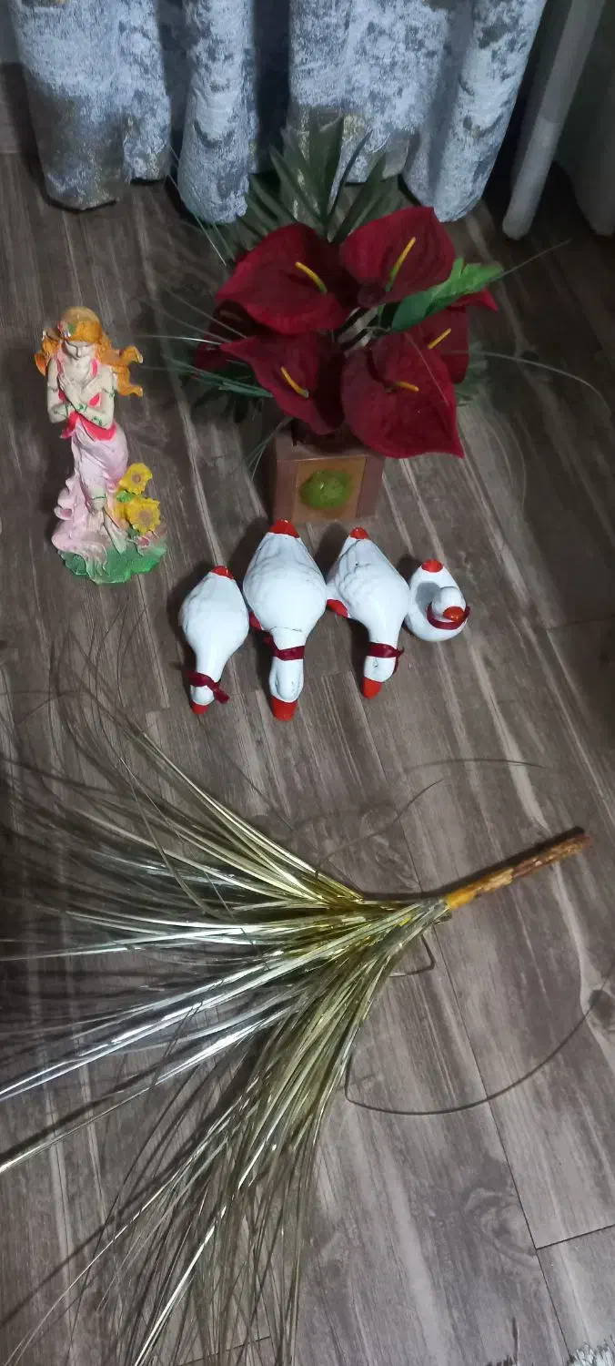 تعدادی مجسمه وگل|مجسمه، تندیس، ماکت|رشت, دروازه لاکان|دیوار