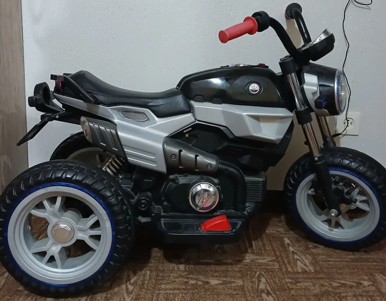 موتور شارژی کارکرده|اسباببازی بچه|اصفهان, باغ فدک|دیوار