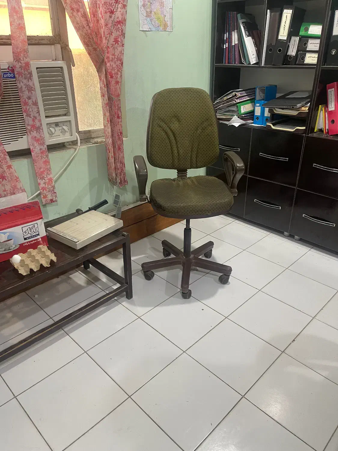 یک عدد صندلی چرخدار کارکرده|مبلمان اداری|کنارک, |دیوار