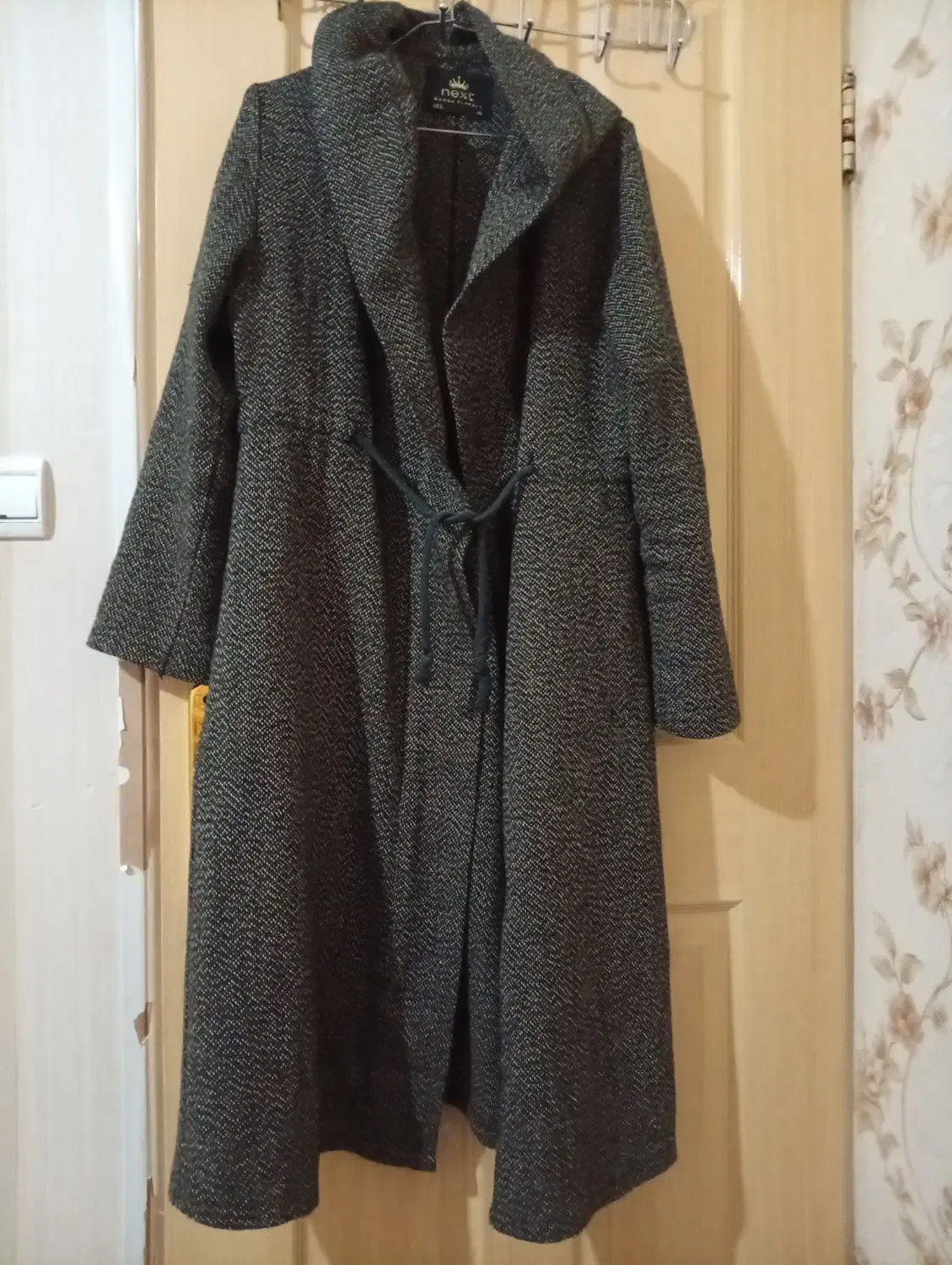 لباس و پالتو|لباس|میانه, |دیوار