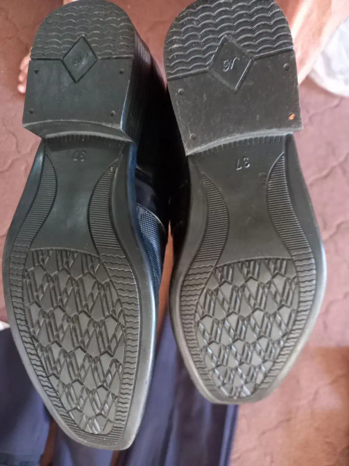 کت و شلوار و کراوات و پیراهن و کفش|لباس|دوگنبدان, |دیوار