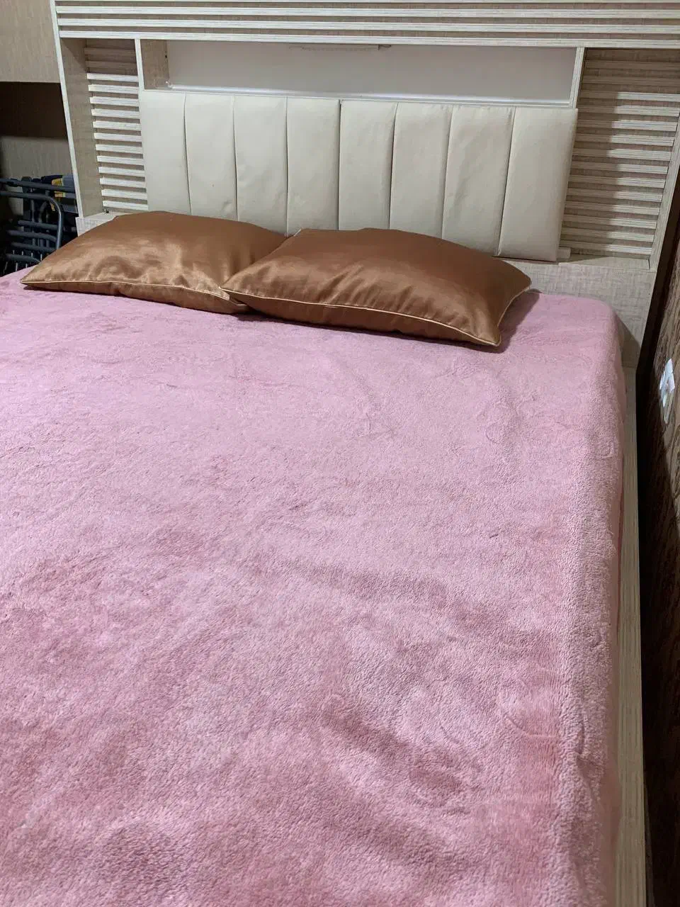 تخت خواب دونفره به همراه میز آرایش|تخت و سرویس خواب|صومعه‌سرا, |دیوار