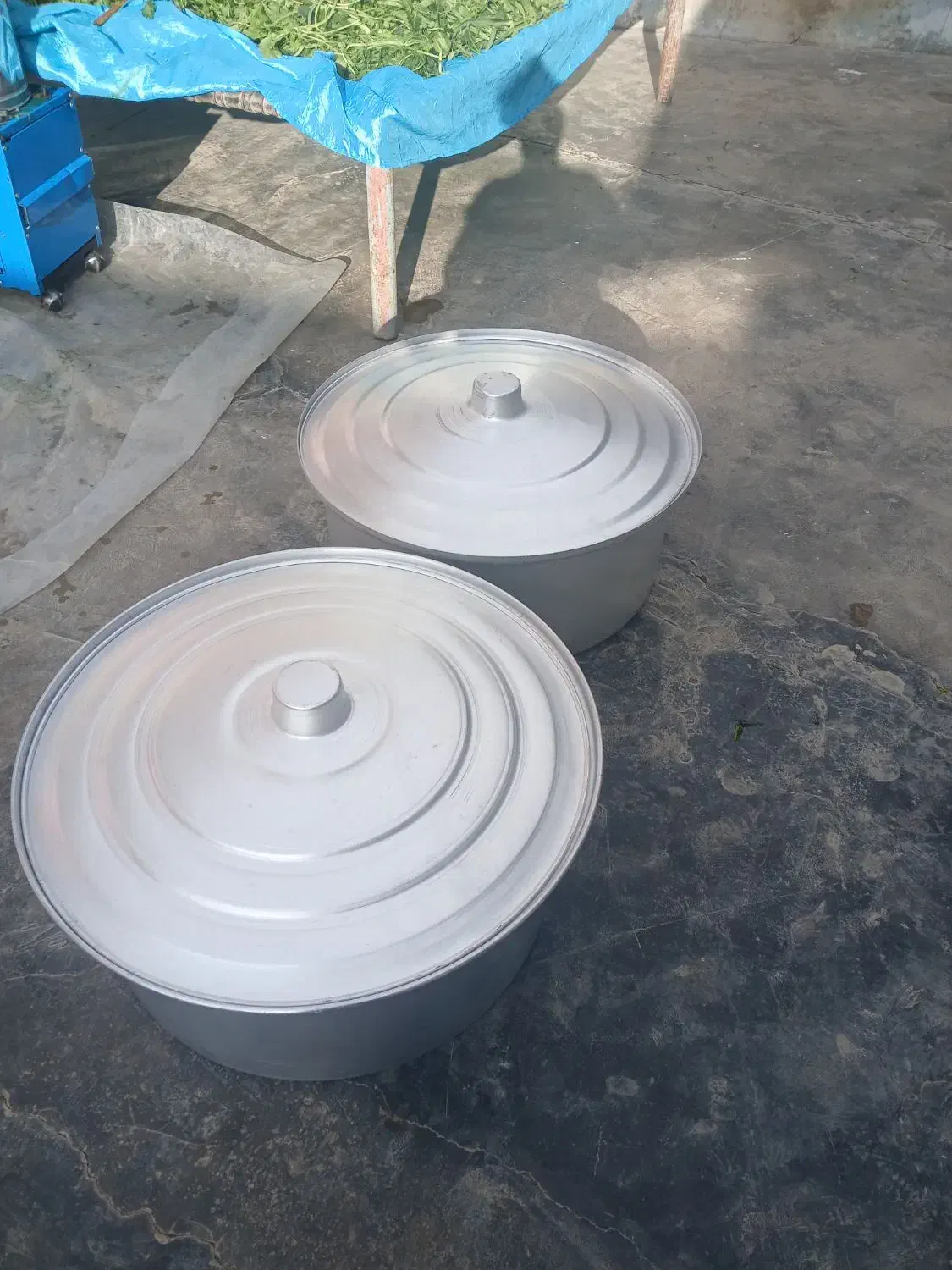 دوتا قابلمه|ظروف پخت‌وپز|مسجد سلیمان, |دیوار