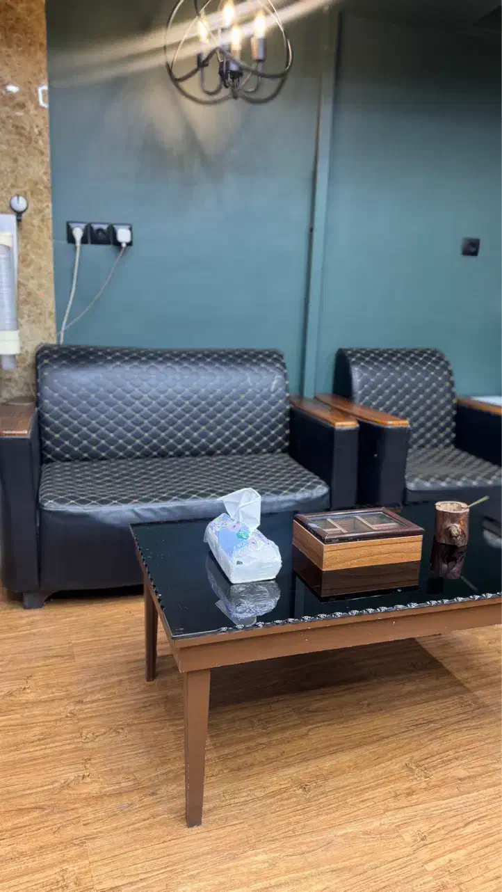 مبل چرم دسته چوبی نیم ست با میز|مبلمان خانگی و میز عسلی|کاشان, معلم|دیوار