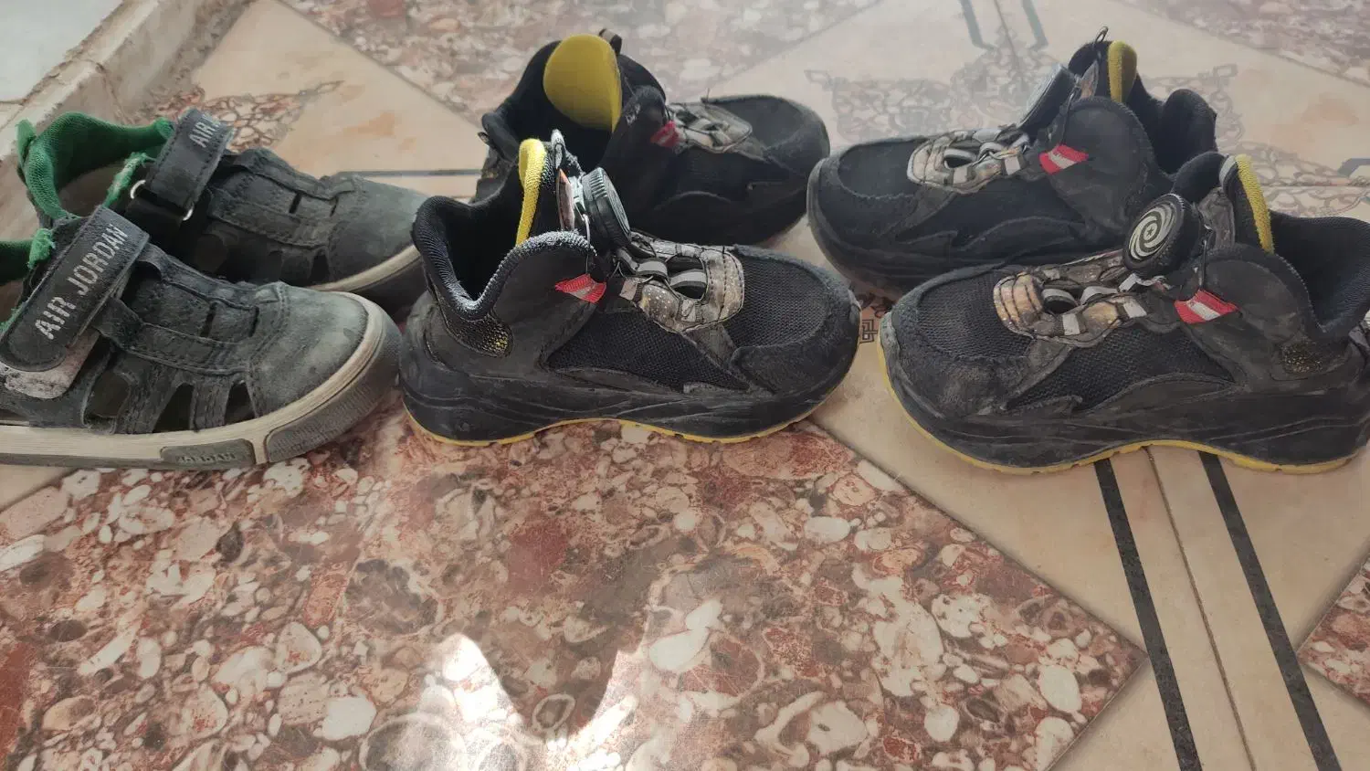 کفش|کیف، کفش، کمربند|هامون, |دیوار