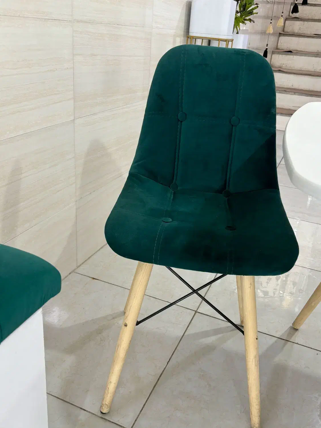 میز و صندلی و یک عدد پاف|میز و صندلی غذاخوری|قائن, |دیوار